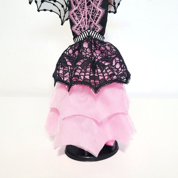 Monster High Draculaura 2015 Exclusive Adult Collector Doll - Picture 4 of 9
